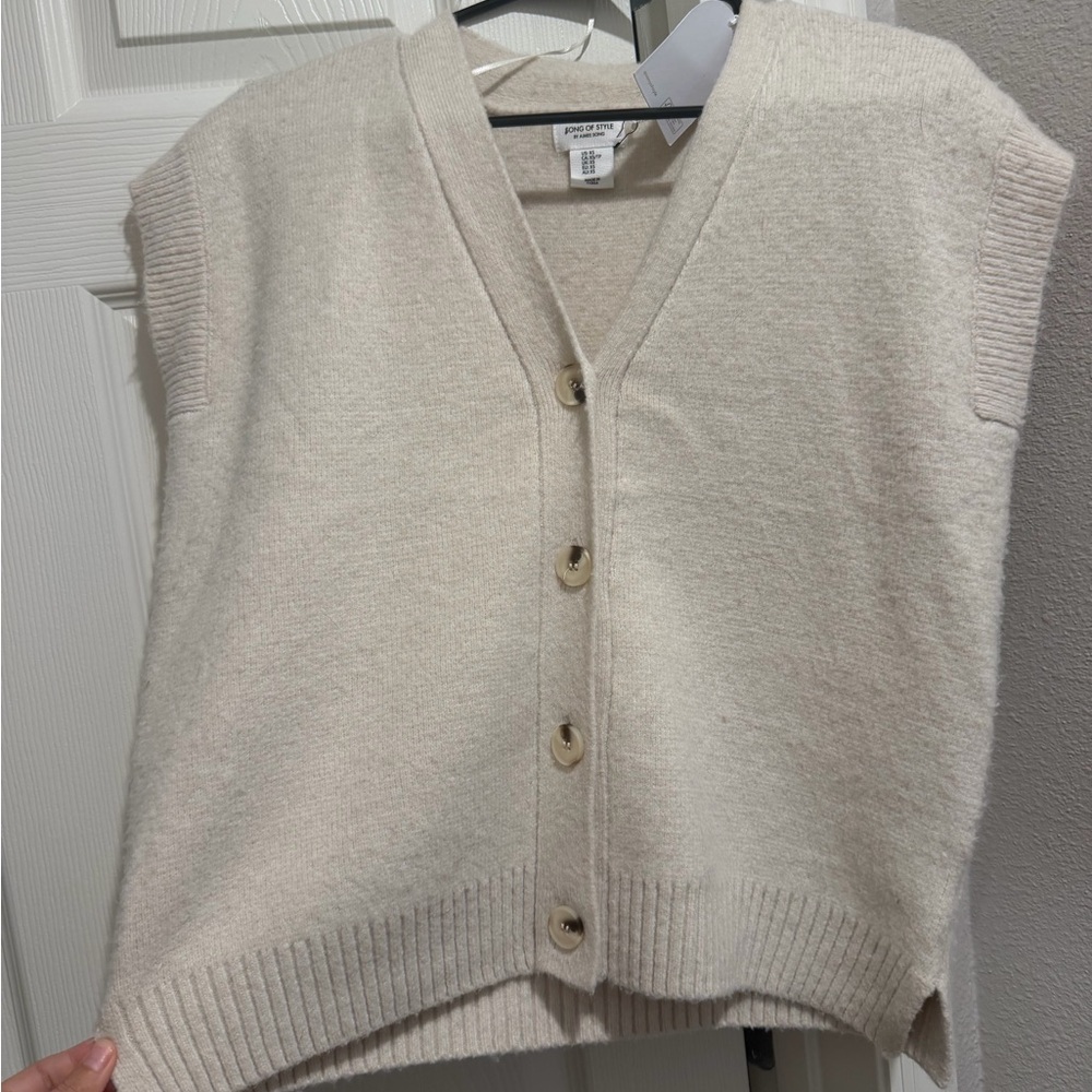 Source Unknown Cream Button-Up Sleeveless Top